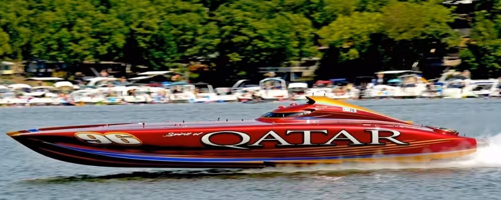 Spirit of Qatar _ Mystic catamaran Spirit of Qatar catamaran raceboot op topsnelheid tijdens powerboat race op open water