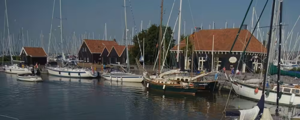 jachthaven-ligplaats-boot-kosten-waterspoor Waterspoor sloep in jachthaven met ligplaatsen en steigers, voorbeeld van kosten voor een ligplaats van een boot