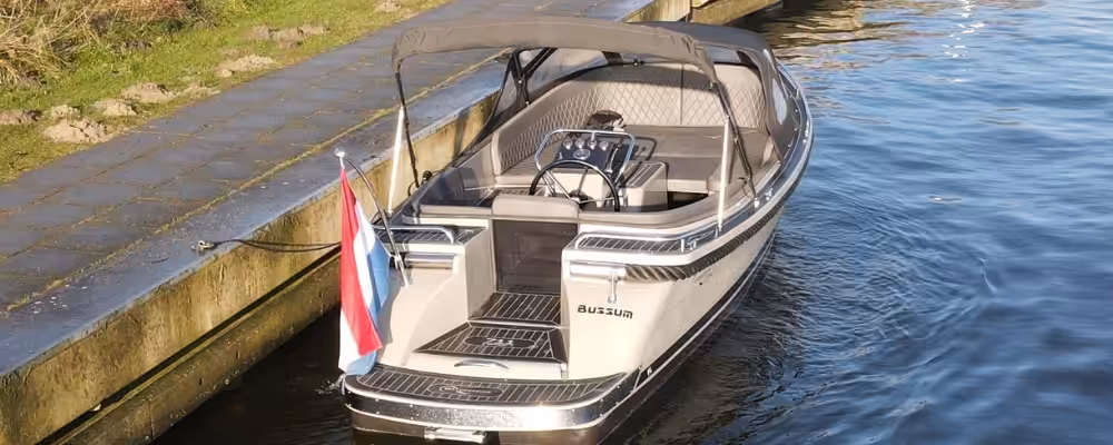 ligplaats-boot-aanmeren-jachthaven-kosten sloep aangemeerd aan ligplaats in jachthaven, voorbeeld van vaste ligplaats en kosten voor een boot