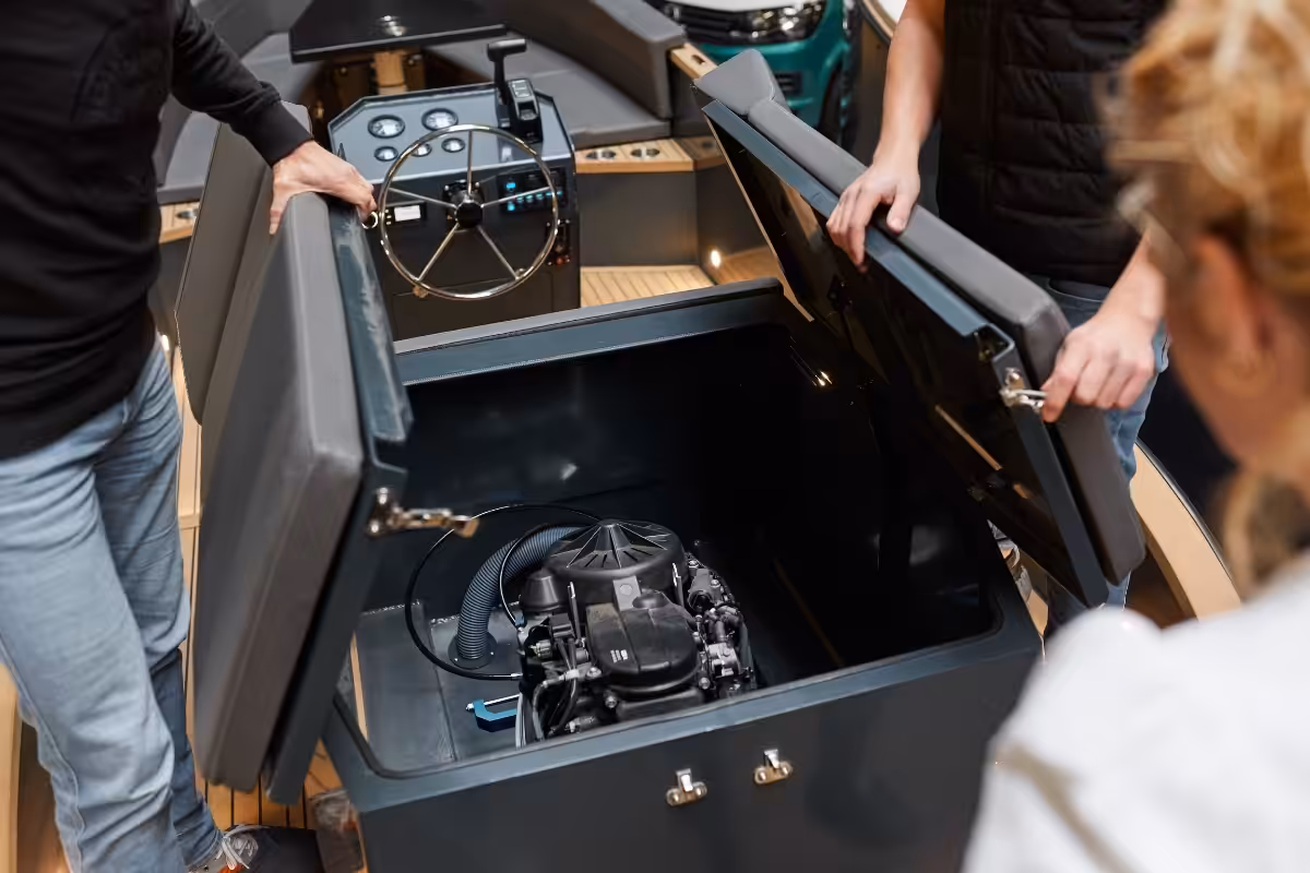 motorruimte van boot bekijken in showroom, voorbeeld van controlepunten bij het kopen van een boot