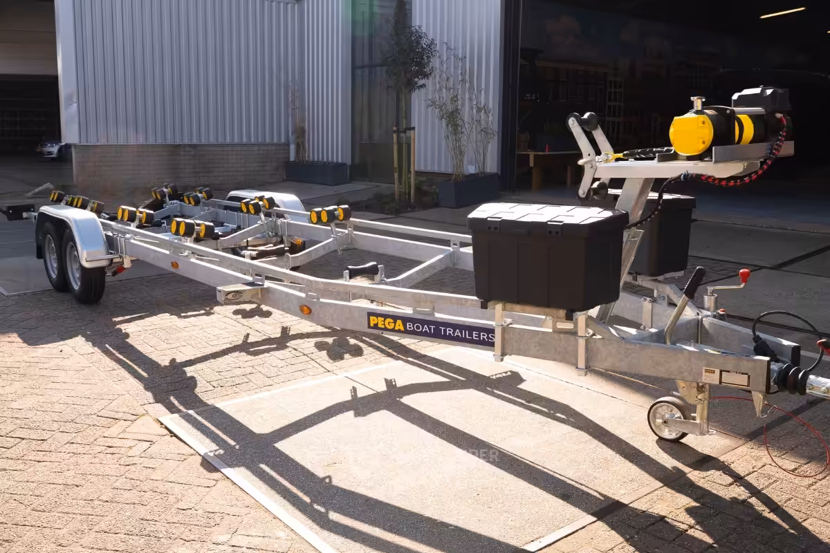 PEGA boottrailer voor het veilig traileren en vervoeren van een boot over de weg